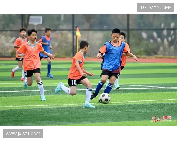 踢边锋的足球明星们如何在绿茵场上展现个人魅力与团队协作